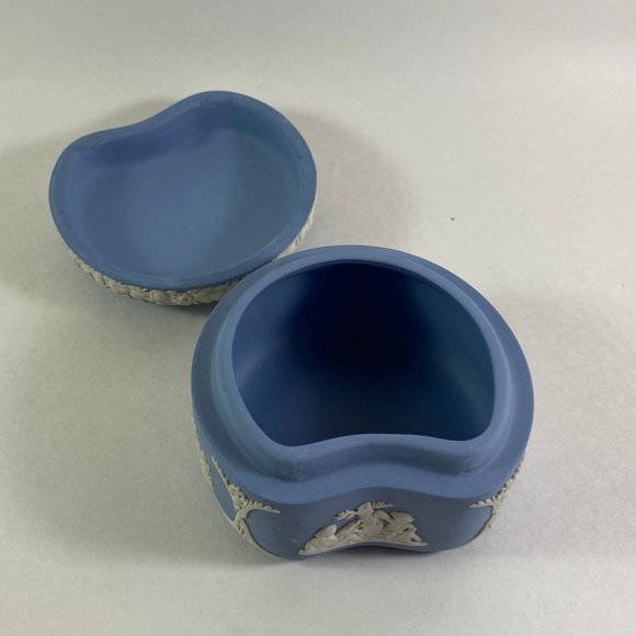 Wedgwood Pale Blue Jasperware Bean Shaped Trinket Box & Lid - Picture 6 of 8